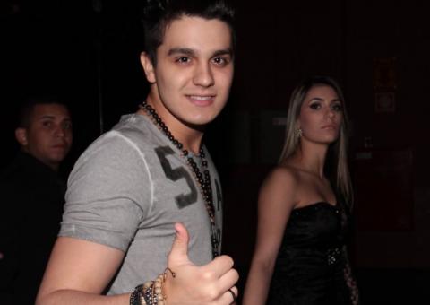 Com a namorada, Luan Santana vai ao show de Jorge e Matheus